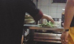 烤肉店后厨爆料视频播放,烤肉店幕后操作大曝光